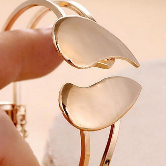 Gorgeous 18k gold plated Heart Bangle - Picture 9 of 9